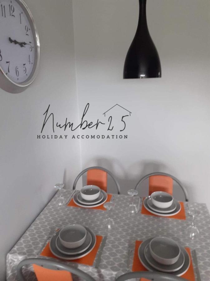 Number 25 Self Catering Apartments Ederney Ardess ภายนอก รูปภาพ